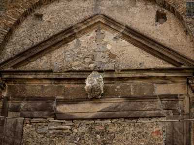 Nella parte bassa dell�architrave � ancora visibile la data di edificazione e il nome del costruttore: Giulio Carrara della Padula. Al centro fa mostra di s� lo stemma del comune di Grottole, costituito da due caverne sovrastate da una torre merlata con a lato un albero di quercia